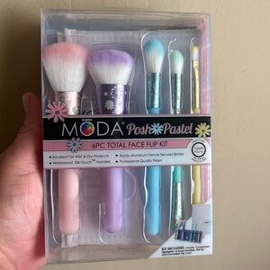 Moda Posh Pastel Face Brush Kit Brand New Factory Sealed.